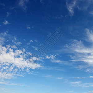 蓝色天空的白云上之幕图片
