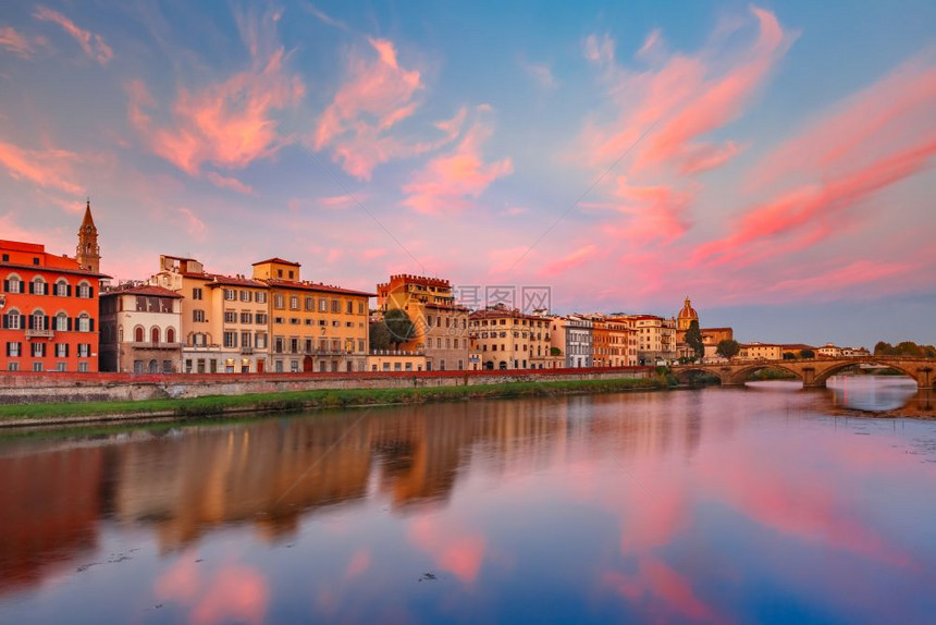 意大利佛罗伦萨的Arno河和PonteVecchio意大利托斯卡纳佛罗伦萨华丽日出时的Arno河和著名的PonteVecchio图片