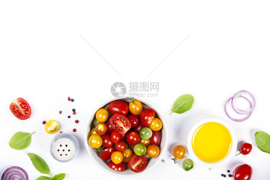 带新鲜西红柿鱼和橄榄油的番茄沙拉白底面有复制空间图片