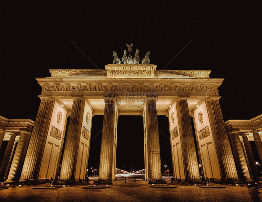 白兰地堡门在柏林德国晚上图片