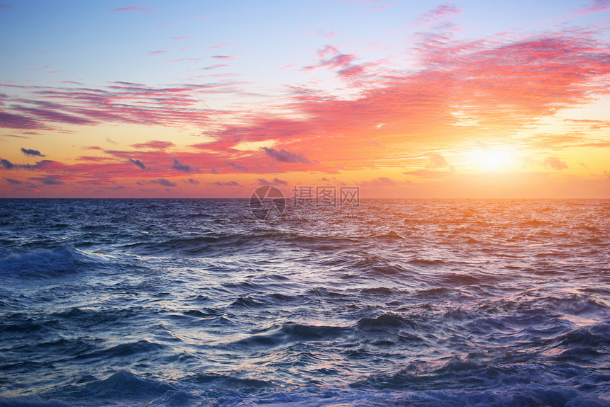 海平面美丽的日落成分图片