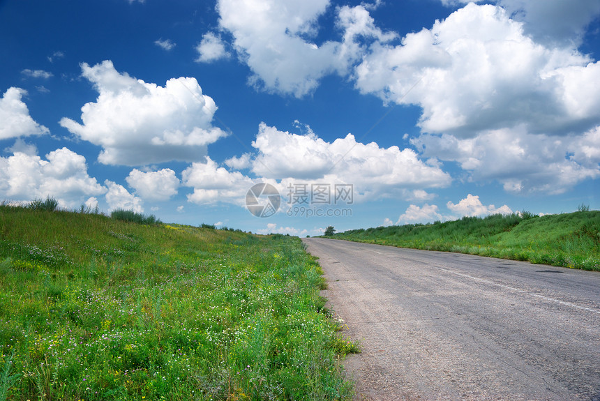 绿色草原的公路自然构成图片