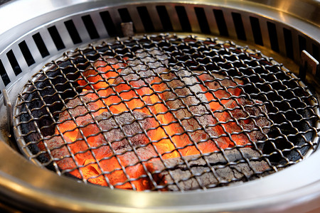 用木炭火烧的空烤炉图片