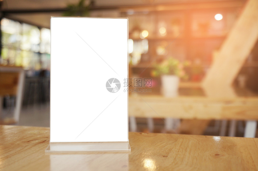 MockupMenu框架站在酒吧咖啡厅的木桌边文字空间图片