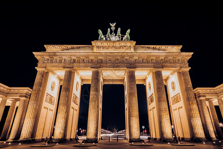 白兰地堡门在柏林德国晚上背景图片