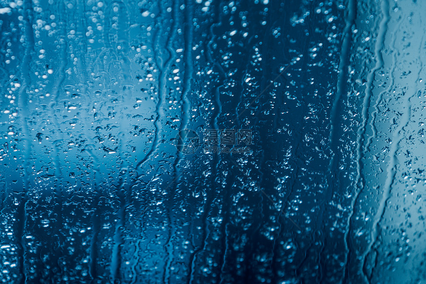 窗玻璃上的雨滴图片