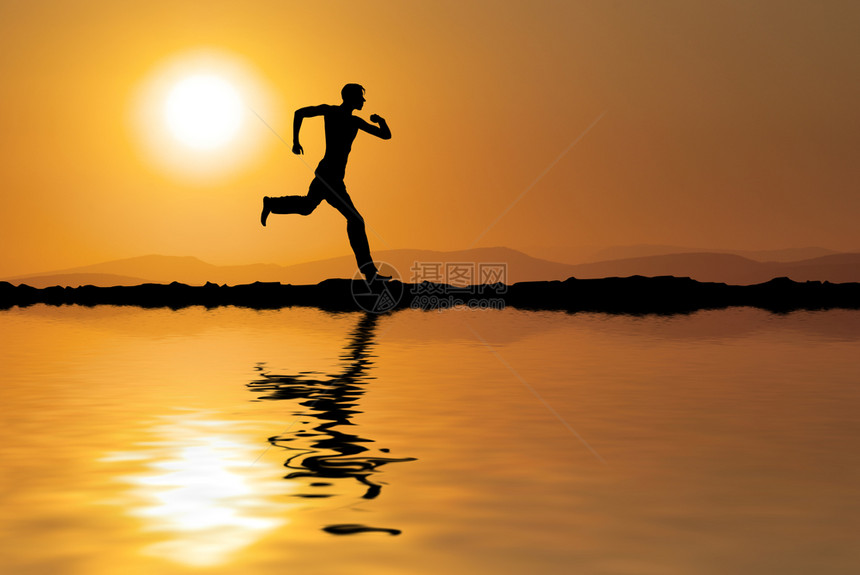 年轻男人在日落时跑步图片