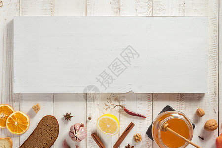 以木制餐桌为背景的健康食物图片