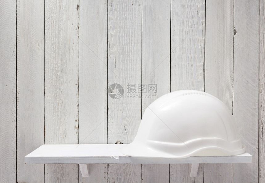 木架上建筑头盔图片