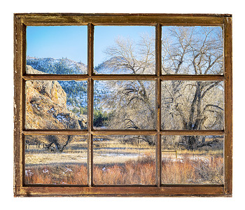 有窗的树山地谷有牧场通过古老的泥土用脏玻璃砸的窗背景