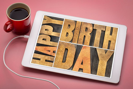 生日快乐贺卡在数字平板电脑上用旧式纸质木头和咖啡杯制成的贺卡图片