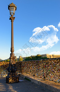 法国巴黎艺术之桥的爱锁图片