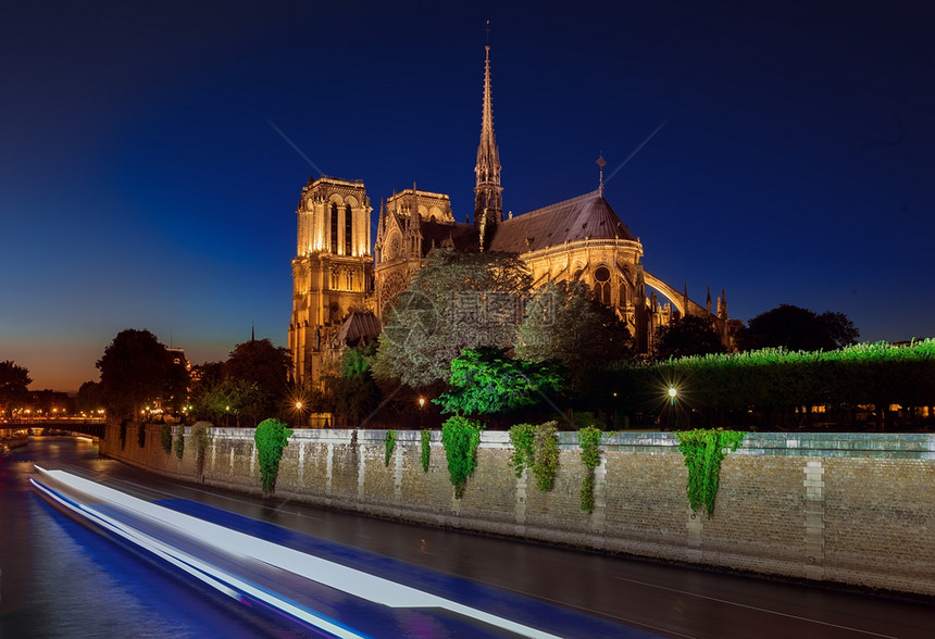 圣母教堂晚上在法国巴黎图片