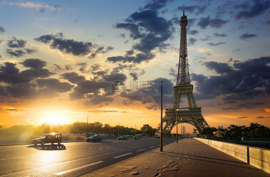 通往埃菲尔铁塔的公路日出法国巴黎图片