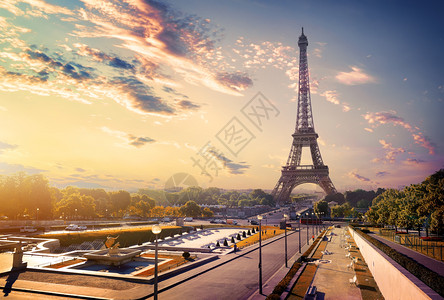 巴黎日出时特罗卡德花园和埃菲尔塔的景象图片
