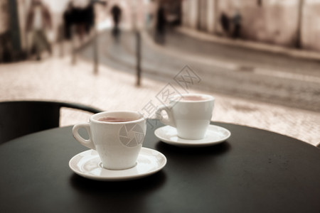 咖啡杯放在厅的桌上杯放在街头厅的桌上图片