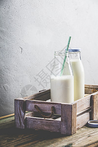 木制桌上的牛奶瓶健康饮食概念复制空间图片