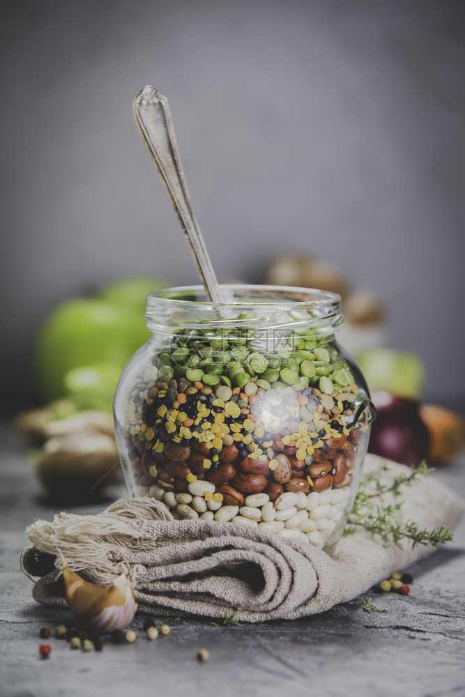 Legumes玻璃罐子和生蔬菜中的青豆Vegan蛋白质来源蔬菜和健康食品概念图片