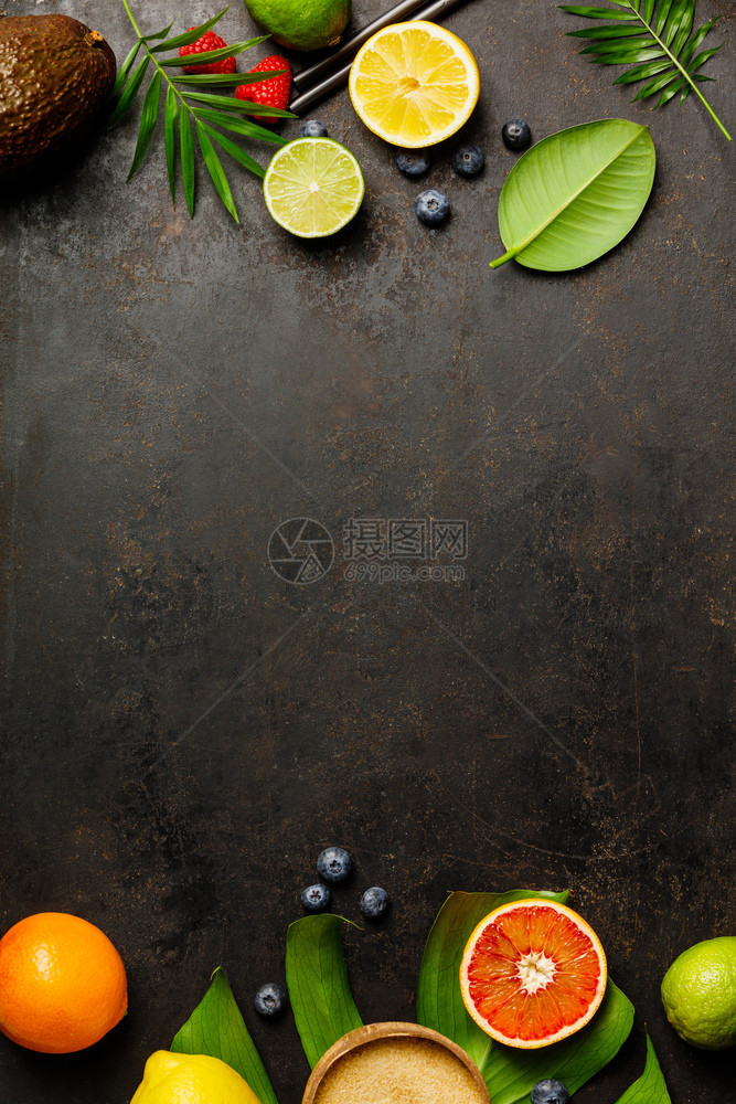 鸡尾酒制作工具热带水果和黑暗背景的叶子顶端视图鸡尾酒制作工具热带水果和黑暗的叶子图片