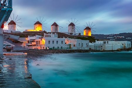 希腊圣托里尼日出时的传统风车希腊圣托里尼图片