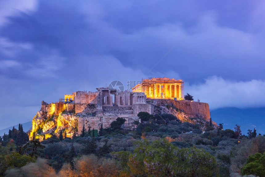 希腊雅典的AcropolisHill和帕台农神庙希腊雅典的AcropolisHill和帕台农神庙的空中景象晚上蓝色时间在希腊雅典图片