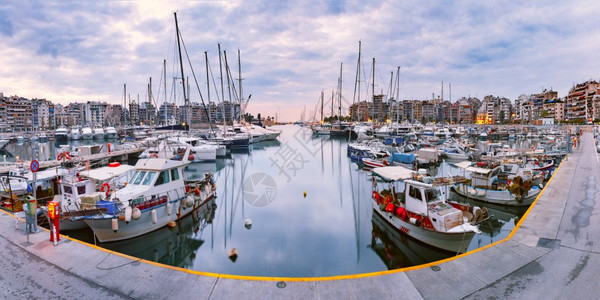 不快也光希腊雅典比雷埃夫斯马里纳PiraeusMarina早晨比雷埃夫斯马里纳Piraeus清晨蓝色时间比雷埃夫斯港是希腊最大的海港也是背景