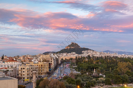 希腊雅典Lycabettus山在希腊雅典华丽的日落时高在旧城屋顶上图片