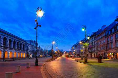 晚上路灯闪亮的街道波兰华沙老城的美丽街道波兰华沙KrakowskiePrzedmiescie街老城皇家路段晚上蓝色时波兰华沙背景
