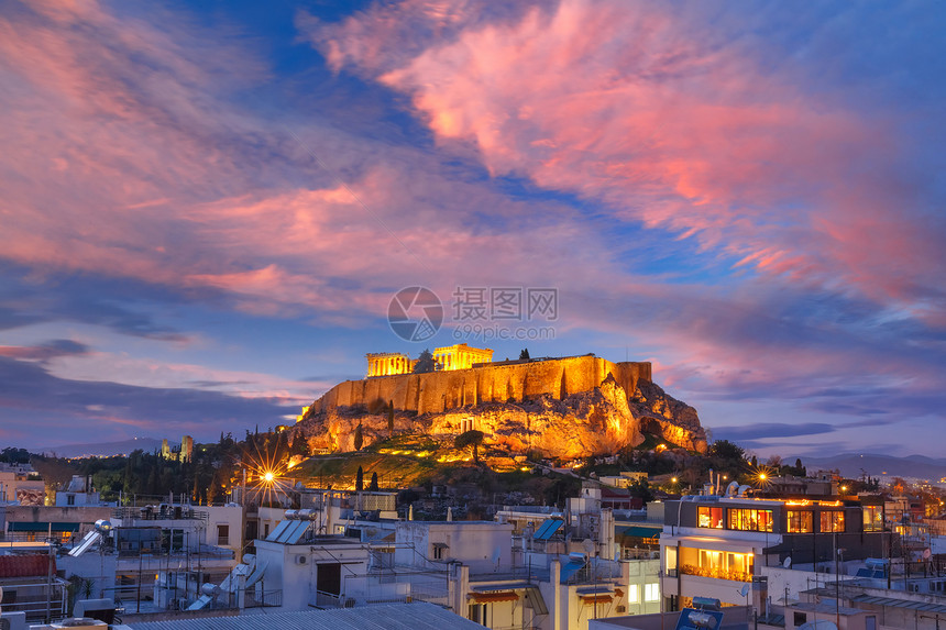 希腊雅典的阿克罗波利斯山和帕台农希腊雅典日落时与帕台农加冕的阿克罗波利斯山和帕台农山的空中景象希腊雅典日落时加冕图片