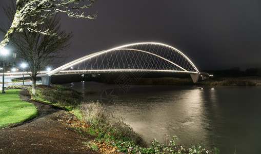 最近完成的桥甲板允许行人从河上冒险前往塞勒姆的河滨城公园图片