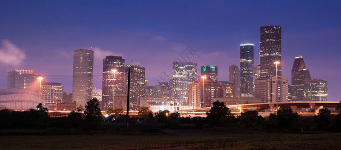 黄昏后深蓝天光照亮了美国北州休斯顿市内建筑图片