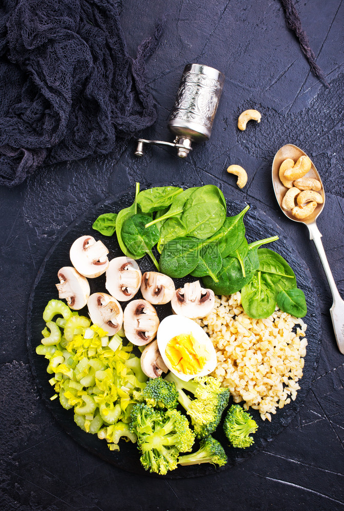 食用物含蔬菜和鸡蛋的油锅图片