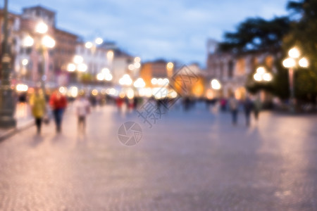 一群人走在旧的欧洲城市夜街上背景图片