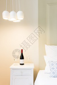酒瓶和杯在卧室里店的客房服务背景图片