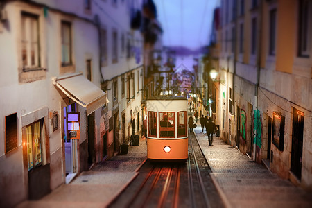 Lisbon黄色透风车葡萄牙老城的Lisbon黄色透风车图片
