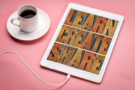 学习创造和分享一个带有咖啡的数码小盘上旧式纸质木板块中的激励词图片