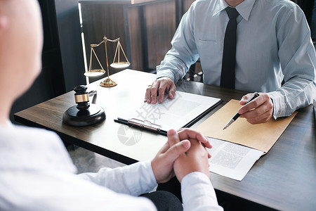 男人与女人法律顾问向客户提出一份与手架和法律签订的合同司法和律师概念背景
