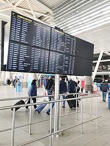 索非亚保加利2018年3月5日乘客们看着索非亚机场的飞行信息板背景图片
