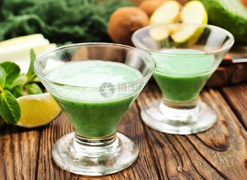 绿色蔬菜冰凉玻璃和原料图片