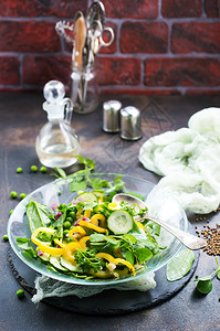 蔬菜沙拉加油盐新鲜沙拉饭食股票照片图片