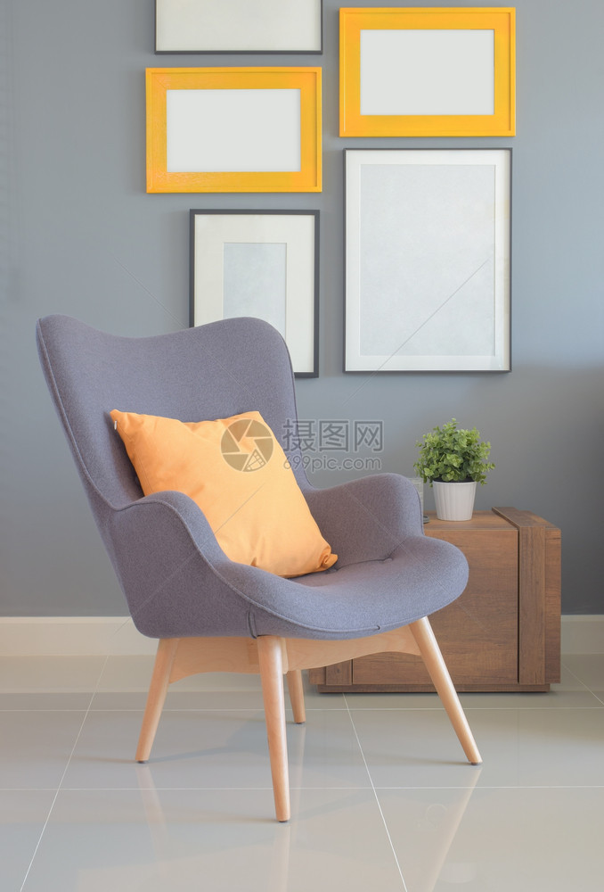 在客厅用橙色枕头和背景图画框墙壁的客厅用橙色枕头重试轮椅风格图片