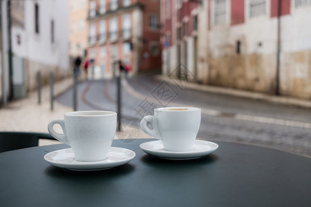 欧洲典型户外咖啡厅桌上的杯图片