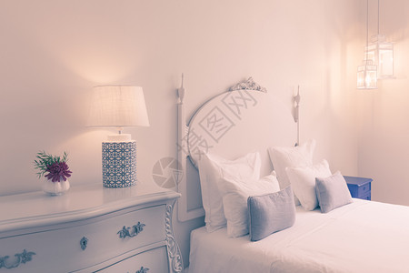 双床的高级白色卧室双床灯花图片