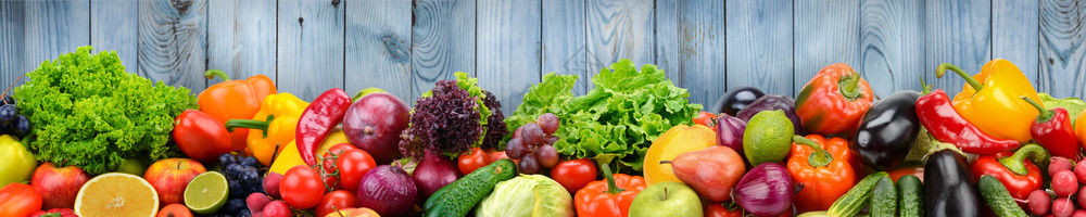 木墙背景上的水果和蔬菜健康素食品复制空间图片
