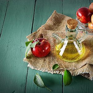 红苹果和木制桌上的苹果醋概念健康的食物来自你花园顶部视图复制空间图片