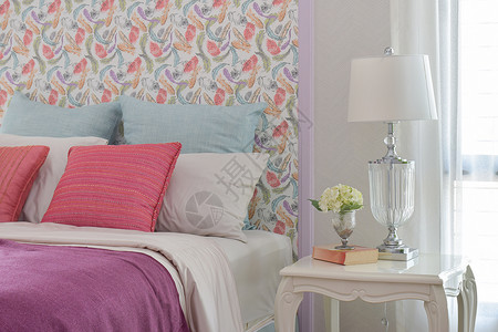 彩色浪漫的床铺风格与美丽的模式头板彩色浪漫的床铺风格与美丽的模式头板和水晶底阅读灯背景图片
