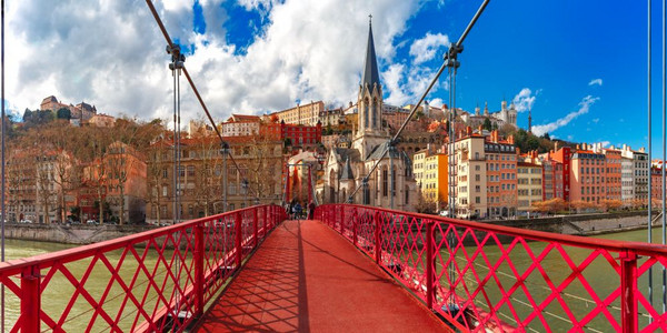 法国里昂圣乔治教堂和人行桥圣乔治教堂和人行桥全景图片