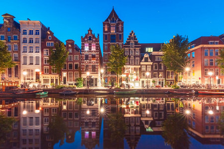 阿姆斯特丹运河Herengracht的夜景高清图片
