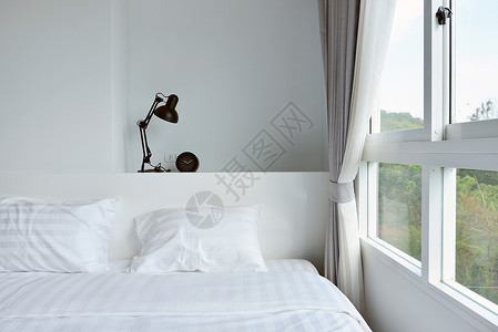 在白色现代卧室的木制顶柜上现代灯室内设计图片