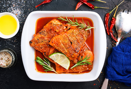 番茄酱鱼和香料的食物拼盘图片